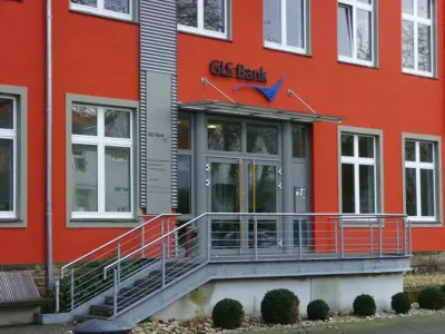 Eingang des Hauptsitz der GLS Gemeinschaftsbank eG in Bochum. Die GLS Bank war Deutschlands erste Antrophosophische Bank. Foto: Maschinenjunge (CC-BY-SA 3.0 unported - cropped)