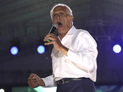Image from November 22, 2025, of Nasry Asfura, the National Party's candidate for the Honduran presidency, speaking during his campaign closing rally in Tegucigalpa, the capital of Honduras.