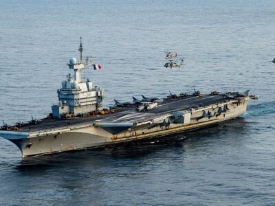 1280px-French_aircraft_carrier_Charles_de_Gaulle_(R91)_underway_in_the_Ionian_Sea_on_17_March_2022_(220317-N-DH793-1322)cropped