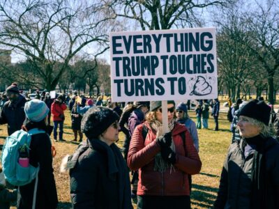 3240px-Everything_Trump_touches_turns_to_shit-1000x667