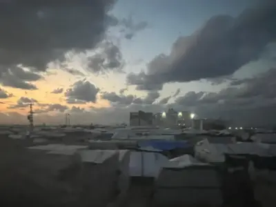 immagine di Gaza distrutta con nuvole