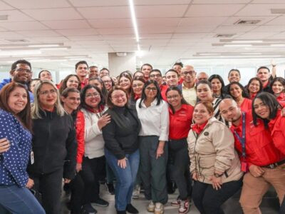 Delcy Rodriguez insieme ai funzionari del Ministero degli idrocarburi - El Universal