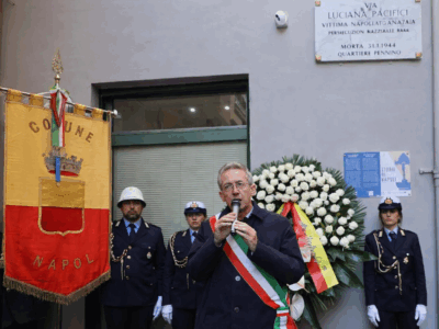 Il sindaco di Napoli durante la deposizione di una corona di fiori in via Luciana Pacifici, in ricordo della più piccola vittima napoletana della Shoah, nel Giorno della Memoria.