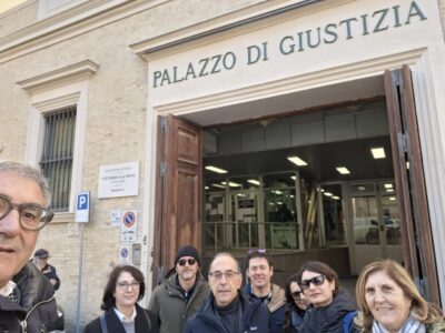 Il gruppo del 'Comitato per la Vallesina' davanti al Tribunale di Ancona