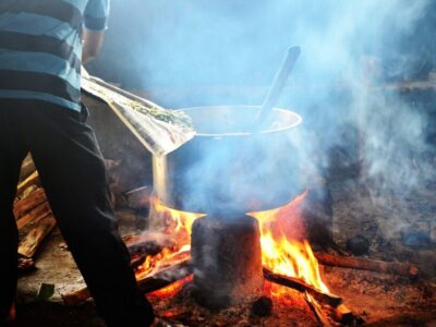 Was traditionell über dem Holzfeuer gekocht wurde, wird heute oft mit Plastik gegart. (© public-domain Pxhere)