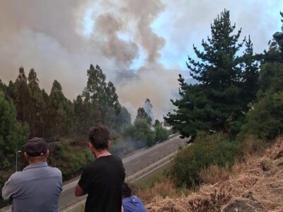 Vecinos observan el incendio