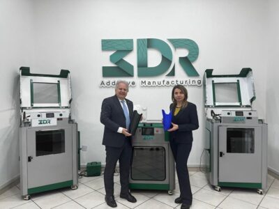 Tania Genovese e Salvio Zungri presso il centro ZDR Additive Manufacturing. Qui prende forma il progetto che utilizza la scansione 3D e la modellazione digitale per realizzare protesi destinate agli amputati della guerra in Ucraina, accorciando le distanze tra i luoghi del bisogno e quelli della cura.