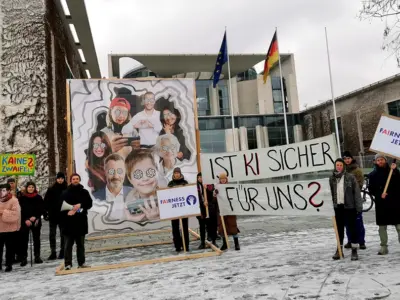 Unterstützer:innen von FAIRNESS JETZT am Mittwochvormittag vor dem Kanzleramt. (Foto: zVg)