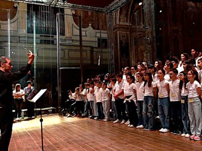 Il Canto della Terra (2025) alla Sala dei Teatini di Piacenza: Simone Tansini dirige un coro di bambini e ragazzi in un percorso artistico ed educativo.