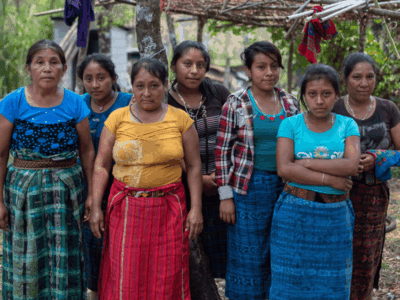 Mujeres de Yulchen Frontera, integrantes de la Resistencia Pacífica Ixquisis en contra del proyecto hidroeléctrico San Mateo en Guatemala. Imagen extraída de la nota de prensa «Defensores ambientales en Latinoamérica: rendirse no es un opción», Mongabay Latam, 31 de octubre del 2019, y reproducida en el medio digital LaMula (Perú).