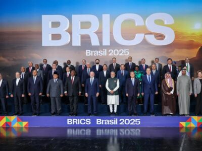 (250708) -- RIO DE JANEIRO, 8 julio, 2025 (Xinhua) -- Líderes de los países miembros y socios del BRICS, países invitados y representantes de organizaciones internacionales, posan para una fotografía grupal, en Río de Janeiro, Brasil, el 7 de julio de 2025. El primer ministro chino, Li Qiang, abordó además temas como el fortalecimiento del multilateralismo, la inteligencia artificial, el medio ambiente y el cambio climático, así como la salud global durante las sesiones plenarias de la XVII Cumbre del BRICS en Río de Janeiro celebradas el domingo y lunes. (Xinhua/Liu Bin) (jg) (ra) (ce)