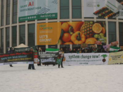 Die Kundgebung der Aktivist:innen vor der Berliner Messe
(Foto: Joschi Wolf)