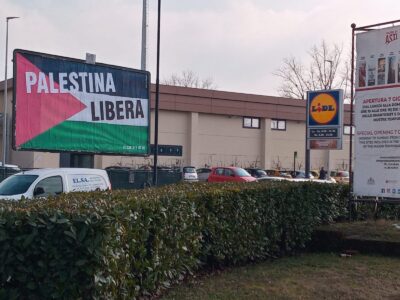 Cartellone pubblicitario di grandi dimensioni con bandiera palestinese