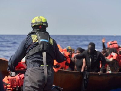 Le persone  fuggono spesso dalla Tunisia su fragili imbarcazioni di metallo che affondano molto rapidamente.