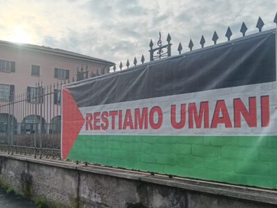 VARESE - Lo striscione "Restiamo Umani" esposto in via Sacco