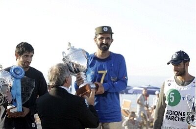 Il presidente della Regione Marche, Gian Mario Spacca, consegna un premio a Sheikh Mohammed Bin Rashid Al Maktoum.