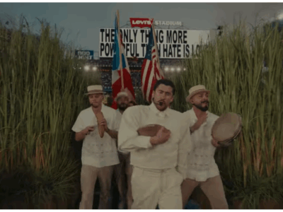 Bad Bunny durante su presentación en el Super Bowl.