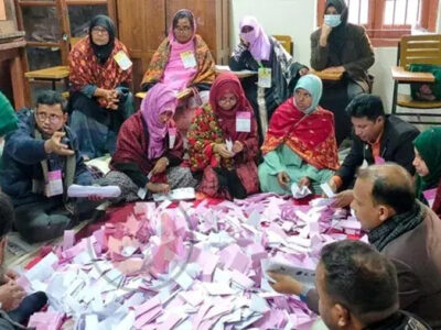 উৎসবমুখর পরিবেশে, ভোটদান সম্পূর্ণ হওয়ার পর কেন্দ্রে কেন্দ্রে ভোট গণনা চলছে। ছবি- সংগৃহীত।