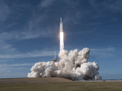 Die Space X Falcon Heavy Rocket bei ihrem ersten Start 2018 am Kennedy Space Center in Florida. (© cc-by-4 Daniel Oberhaus via Wikimedia Commons)