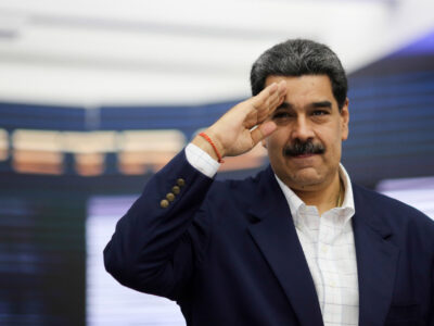 (191120) -- CARACAS, 20 noviembre, 2019 (Xinhua) -- Imagen cedida por la Presidencia de Venezuela, del presidente venezolano, Nicolás Maduro, saludando durante un acto en la sede central de la Superintendencia Nacional de Criptoactivos, en Caracas, Venezuela, el 20 de noviembre de 2019. Maduro encabezó el miércoles una actividad de gestión económica de su Gobierno, mediante la cual informó que, desde esta semana, los venezolanos podrán usar el criptoactivo venezolano Petro en 141.000 nuevos establecimientos comerciales de su país. (Xinhua/Presidencia de Venezuela) (ms) (da) (ce)