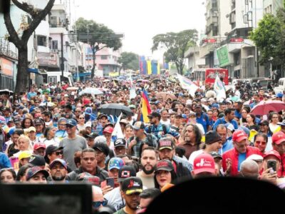 Massiccia mobilitazione a Caracas in questo 3 Marzo 2026 per la pace e a sostegno del presidente Maduro e Cilia Flores