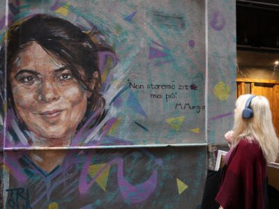 Il murale dedicato a Michela Murgia nel Vicoletto Donnaregina, nel centro storico di Napoli, fa parte dell’intervento urbano dell’artista Trisha Palma. Il volto della scrittrice e la frase “Non staremo zitte mai più” trasformano il vicolo in uno spazio di memoria e riflessione sul ruolo della parola come responsabilità civile.