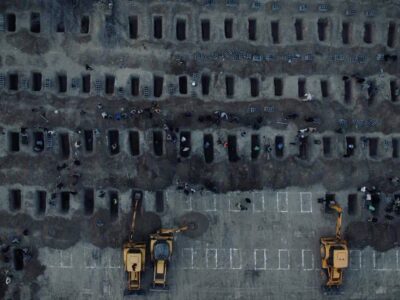 Minab, Iran - I lavori di scavo delle fosse in cui sono state sepolte le vittime della carneficina nella scuola colpita durante l'attacco mosso dagli eserciti israeliano e USA il 28 febbraio 2026.