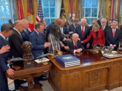 Il Presidente Trump e la preghiera nello Studio Ovale (foto Youtube)