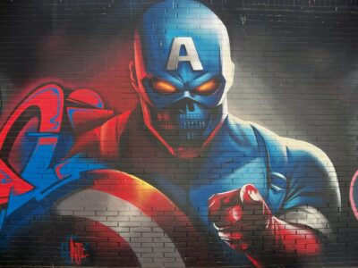 Mural de Borja Moreno (Elalfil) de noviembre de 2024 en los muros exteriores del colegio Divino Pastor, Málaga, España. El mural representa una versión del Capitán América como villano o en una especie de fusión con Ghost Rider.[https://www.instagram.com/p/DChOZzYIS3h]