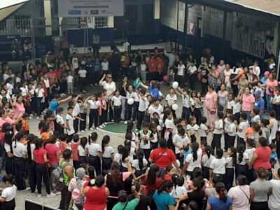 Estudiantes en celebración de Octubre No Violento, Guayaquil