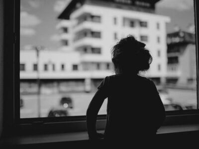 bambino alla finestra