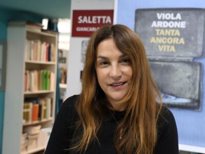 Ritratto della scrittrice Viola Ardone nella libreria IoCiSto di Napoli, nella saletta dedicata a Giancarlo Siani.