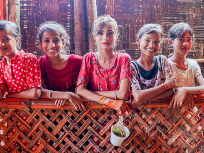 উজ্জ্বল হাসি আর সাহসী স্বপ্ন। রোহিঙ্গা ক্যাম্পের ইয়ুথ সেন্টারে কিশোরীরা শিখছে, বাড়ছে এবং নেতৃত্ব দিচ্ছে-গড়ছে তাদের সম্প্রদায়ের এক নতুন ভবিষ্যৎ।
ছবিঃ ইউএনএফপিএ'র সৌজন্যে।