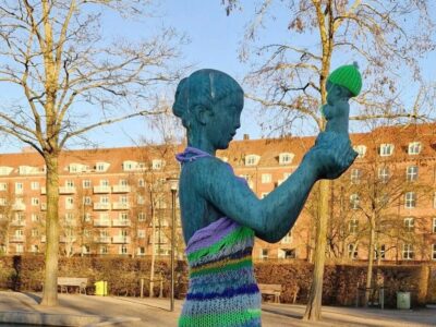 Die Venus-Statue im Enghavepark in Kopenhagen bekam als Erste ein Kleid aus Strick. (Foto: © Maren Uthaug)