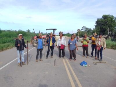 Eine Gruppe von Ayoreo blockiert eine Autobahn in der Nähe ihres angestammten Landes. @ Survival