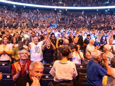 Φωτογραφία: Standing Together.