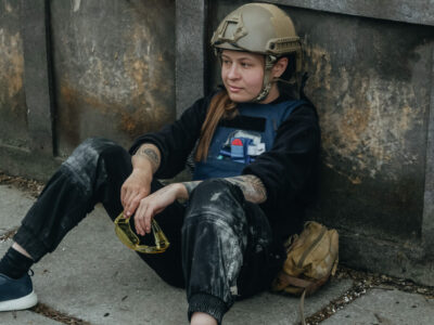 Oleksandra Rakhimova partecipa a un addestramento di medicina tattica e ambienti ostile per giornalisti, Kiev, Ucraina, 4 maggio 2025. (Andriy Dubchak/Frontliner)