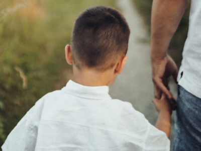 bambino che da la mano a un adulto