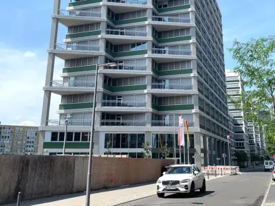 Der Softwarekonzern SAP mit Sitz in der George-Stephenson-Strasse in Berlin Mitte liefert IT-Lösungen, die speziell an die Bedürfnisse des Militärs angepasst sind. (Foto: Lear 21 CC-BY-SA 4.0 cropped)