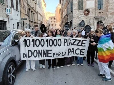 La delegazione del coordinamento 10, 100, 1000 PIAZZE DI DONNE PER LA PACE alla MARCIA PERUGIA-ASSISI 2026