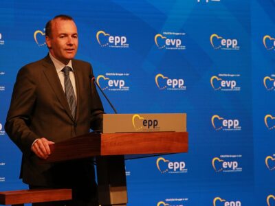 Manfred Weber, deutscher Politiker (CSU). Seit 2014 Fraktionsvorsitzender der Europäischen Volkspartei (EVP) im Europäischen Parlament, seit 2015 stellvertretender Parteivorsitzender der CSU.  (wikimedia commons)