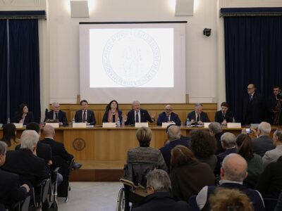Un momento del confronto pubblico sulle ragioni del Sì e del No al referendum sulla giustizia, svoltosi alla Federico II di Napoli davanti a una platea numerosa e molto partecipe. Al tavolo relatori istituzionali, tecnici e politici riuniti per un dibattito seguito con grande attenzione dagli studenti. Didascalia