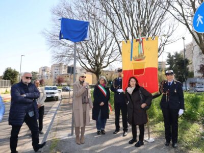 La vicesindaca di Napoli Laura Lieto durante il suo intervento alla cerimonia con cui il Comune ha intitolato una strada di Scampia alla giornalista Ilaria Alpi, uccisa nel 1994 a Mogadiscio insieme a Miran Hrovatin.
