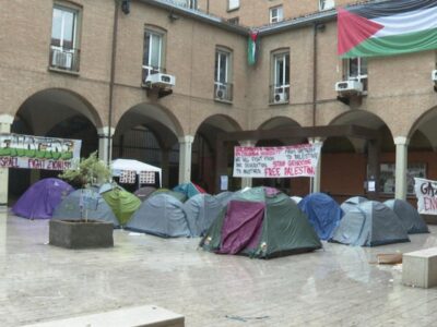 Immagine: le “tende per la Palestina” in piazza Scaravilli, di fianco alla sede principale dell’università di Bologna (2024)
