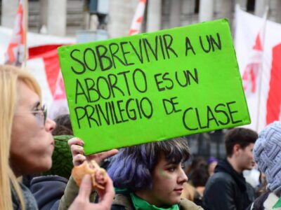 Eine Abtreibung zu überleben ist eine Klassenfrage“.
Die staatliche Richtlinie sollte freie und sichere Abtreibung für alle ermöglichen. Aber vielerorts verweigert das medizinische Personal die Leistung.
(Foto: Juan Diez via wikimedia CC BY-SA 4.0)