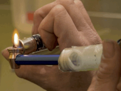 Eine Crackpfeife wird erhitzt: In der sogenannten Freebase-Form gelangt Kokain besonders schnell ins Gehirn und entfaltet dadurch jene Wirkung, die es so abhängig macht. © SRF