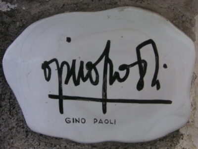 Piastrella autografata, sul muretto di Alassio © Niccolò Caranti / Wikipedia