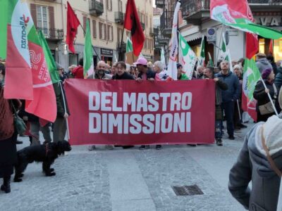 foto di manifestazione a biella con striscione in cui si chiedonole dimissioni di Delmastro