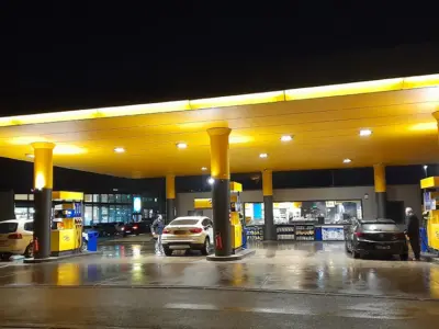 JET Tankstelle Nersinger Straße nachts in Elchingen bei Ulm, 8. Januar 2026