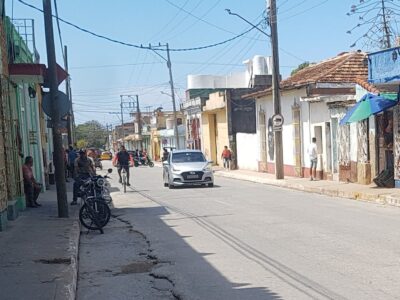 auto per strada Cuba